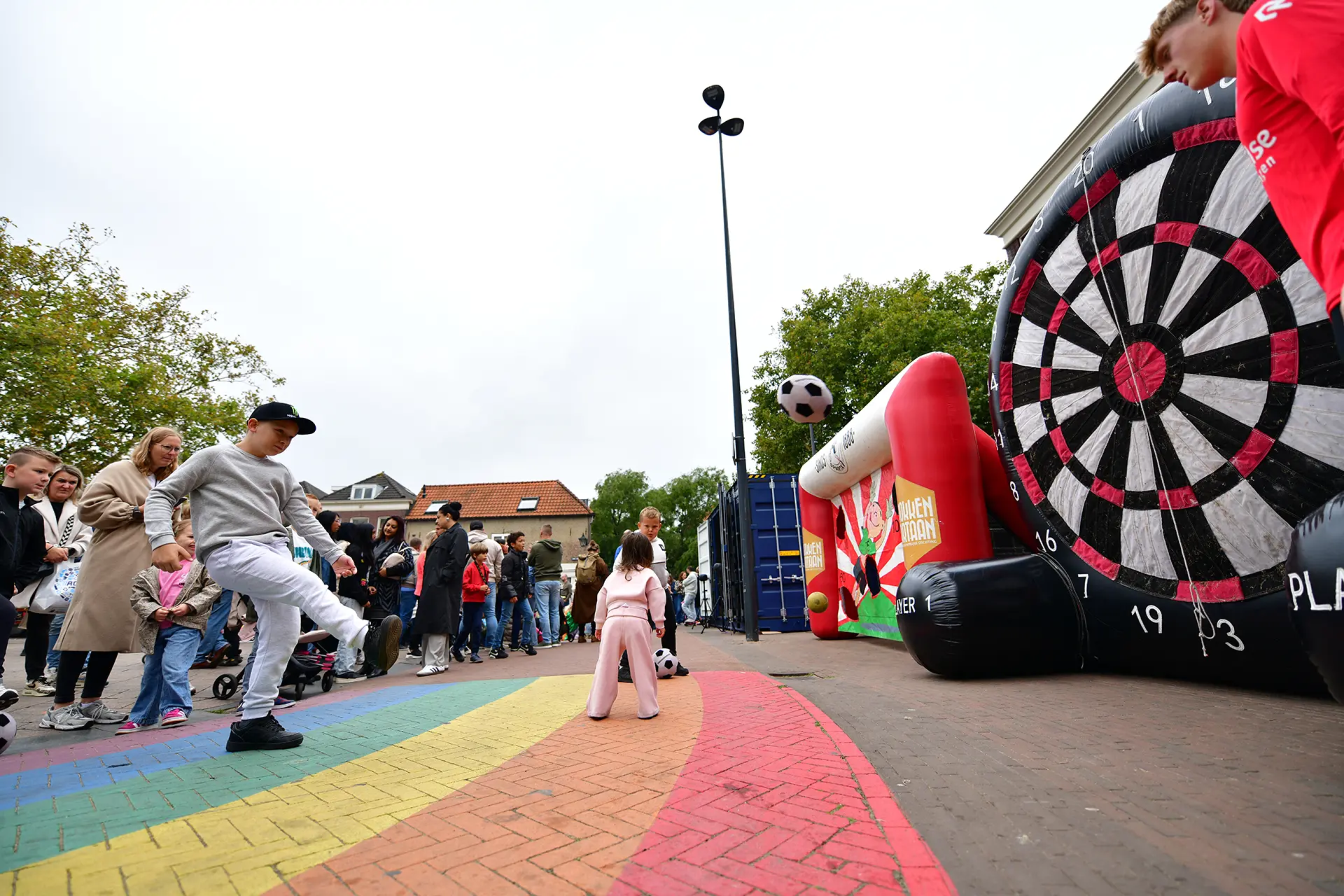 Kinderen doen mee aan een voetbalactiviteit tijdens de Brandersfeesten