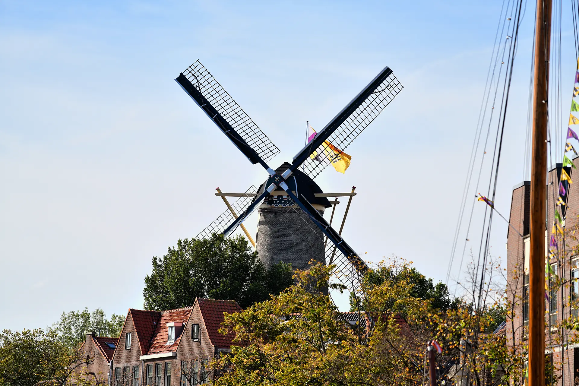 Een historische windmolen in Schiedam tijdens de Brandersfeesten