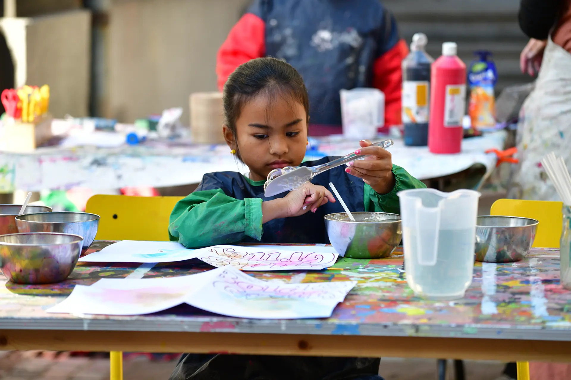 Een kind werkt geconcentreerd aan een creatieve activiteit