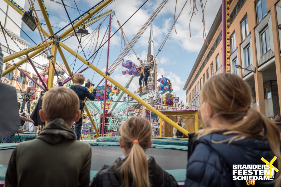 Kinderen en families bekijken een kermisattractie tijdens de Brandersfeesten