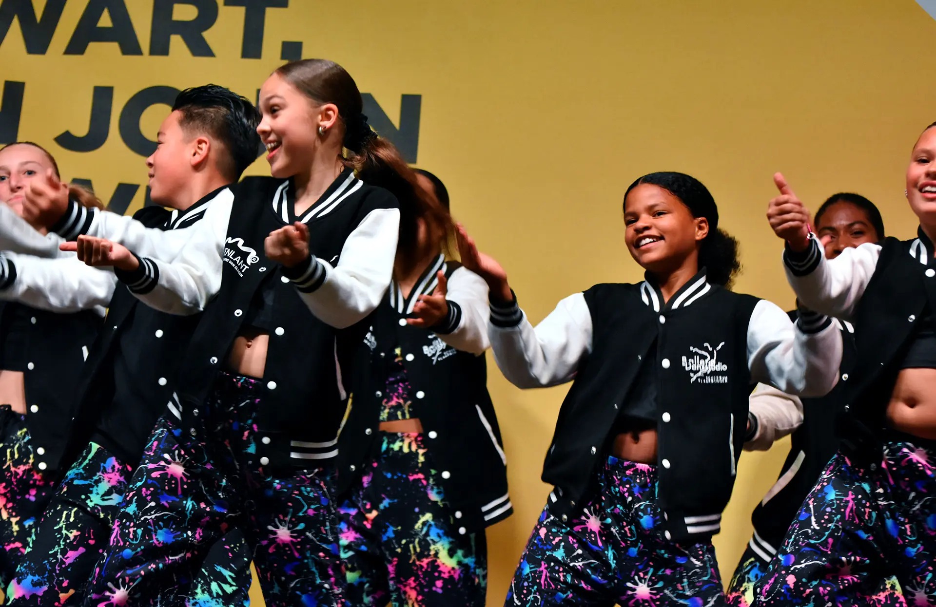 Jonge dansers treden op tijdens de Brandersfeesten