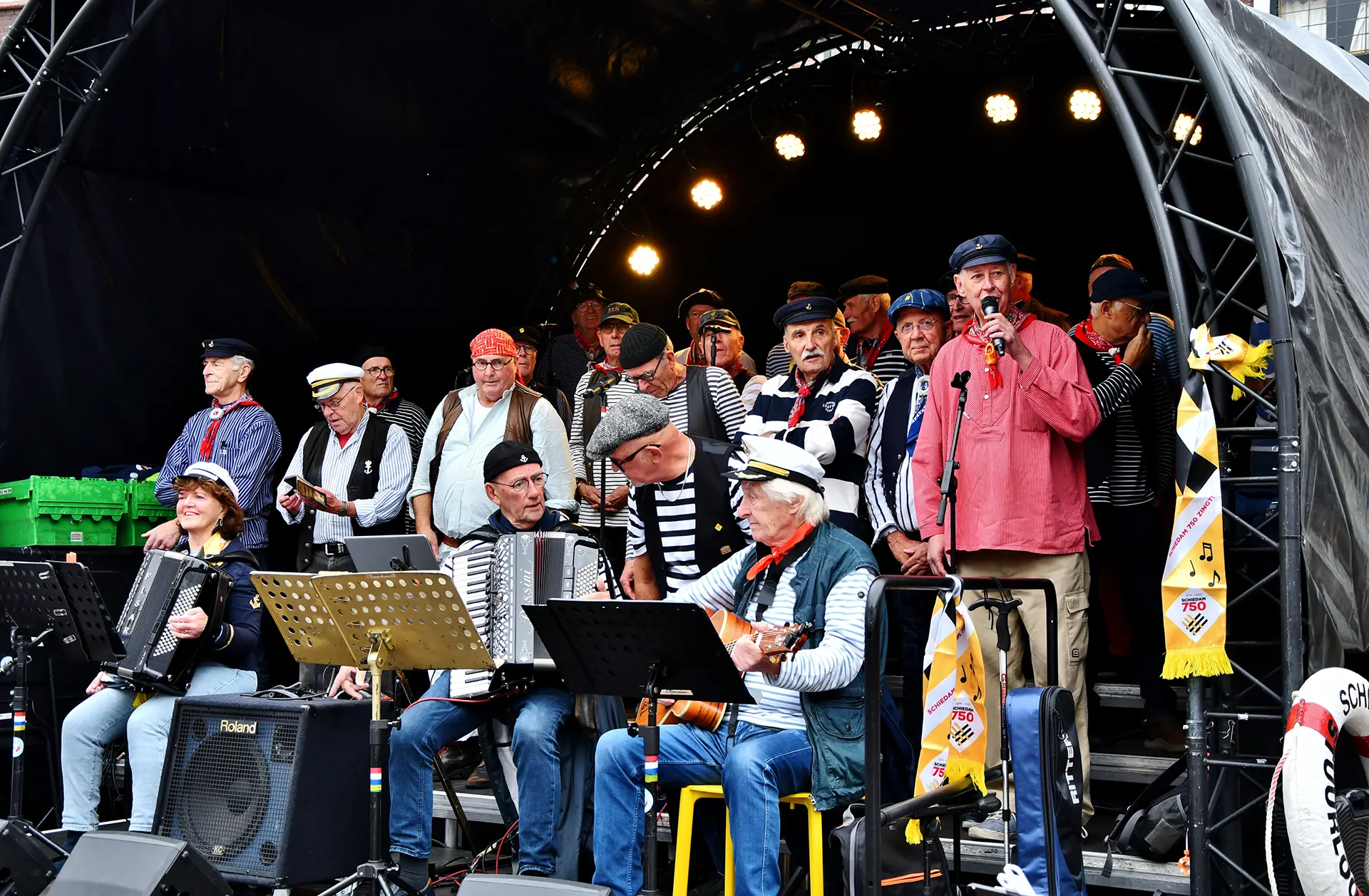 Koor en muzikanten treden op tijdens de Brandersfeesten