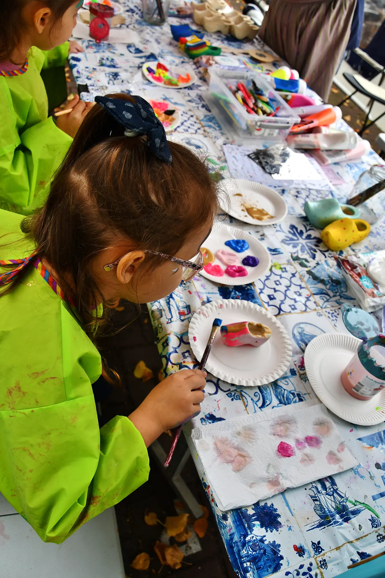 Kinderen schilderen tijdens een creatieve activiteit op de Brandersfeesten