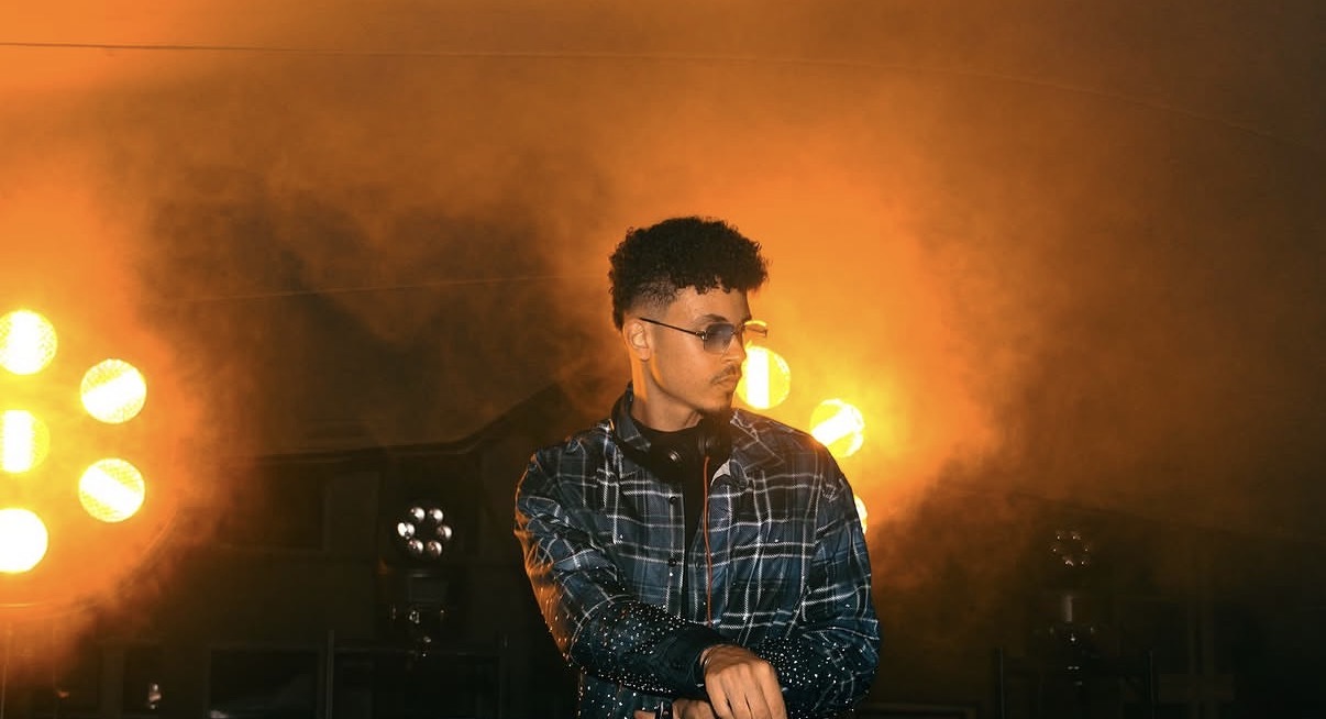 DJ in oranje festivallicht tijdens Brandersbende