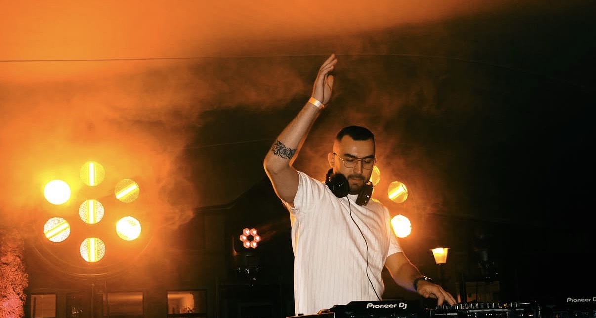 DJ achter de draaitafel tijdens Brandersbende